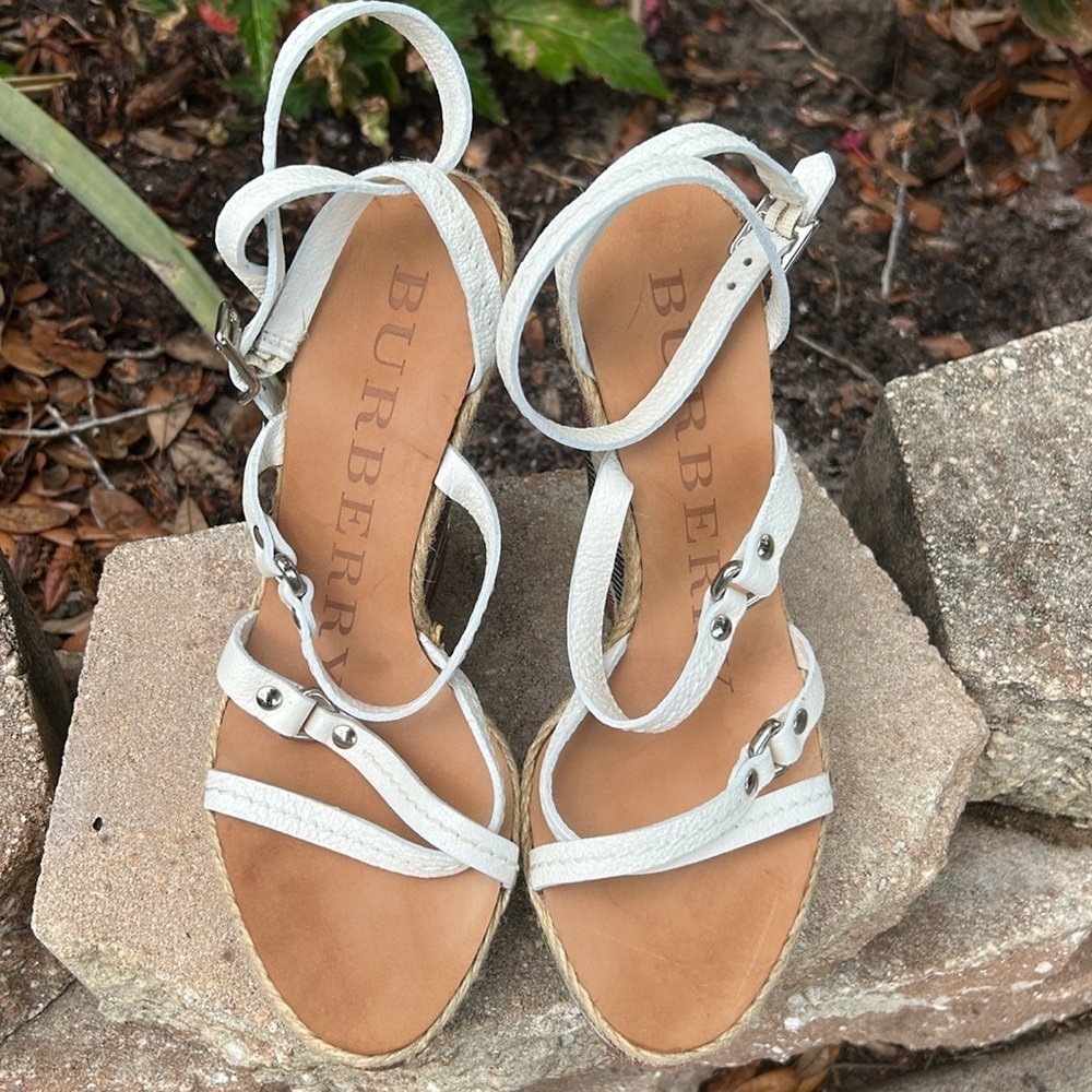 Burberry Nova Check Heart Wedges COA - Picture 8 of 14